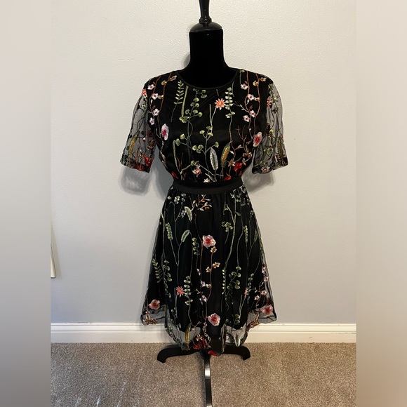 Women's Black Round Neck Floral Embroidered Mesh Short Sleeve Dress Size Small - Picture 5 of 6